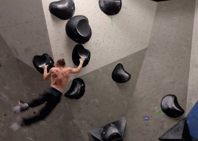 Florian Wientjes aus dem Boulderwelt Athletenteam im dritten Finalboulder