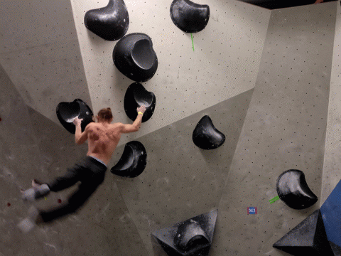 Florian Wientjes aus dem Boulderwelt Athletenteam im dritten Finalboulder