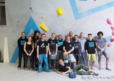 Boulderwelt Athletenteam zusammen mit den Boulderwelt Schraubern an der Wettkampfwand der Boulderwelt München Ost