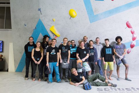 Boulderwelt Athletenteam zusammen mit den Boulderwelt Schraubern an der Wettkampfwand der Boulderwelt München Ost