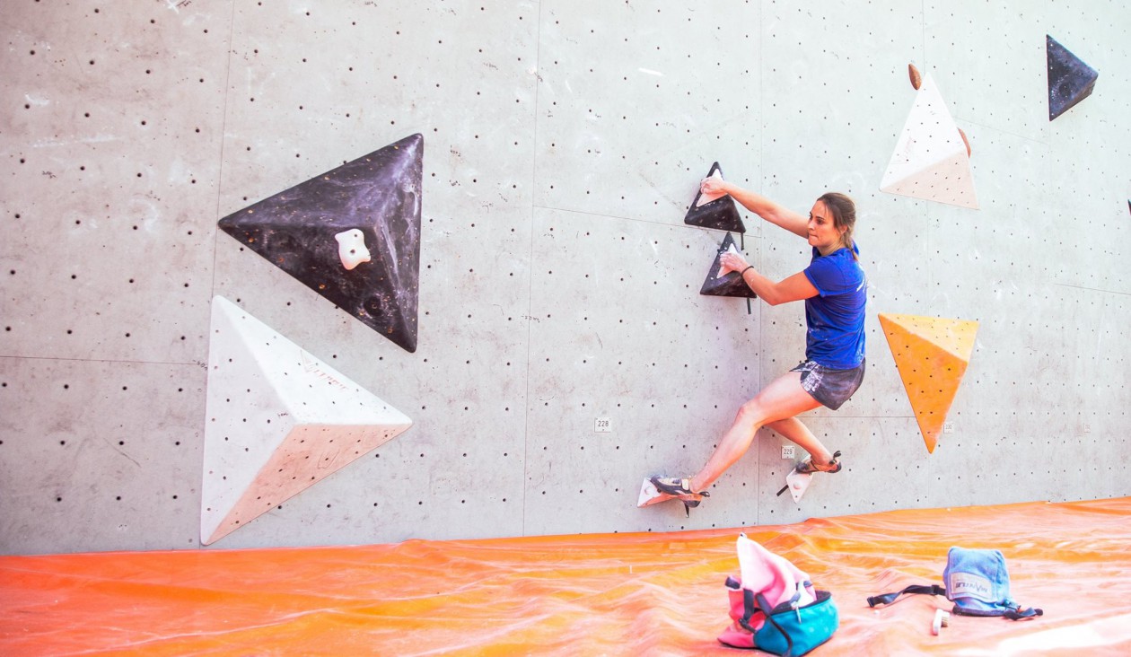 Afra vom Athletenteam war mit den Boulderwelt Youngsters in Gilching auf dem Oberlandcup unterwegs