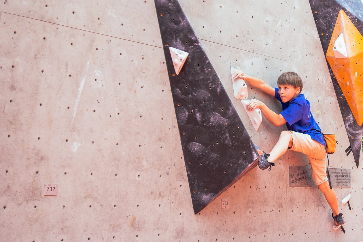 Afra vom Athletenteam war mit den Boulderwelt Youngsters in Gilching auf dem Oberlandcup unterwegs