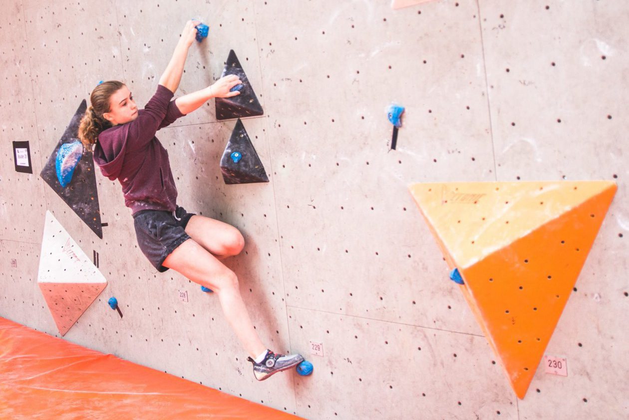 Afra vom Athletenteam war mit den Boulderwelt Youngsters in Gilching auf dem Oberlandcup unterwegs