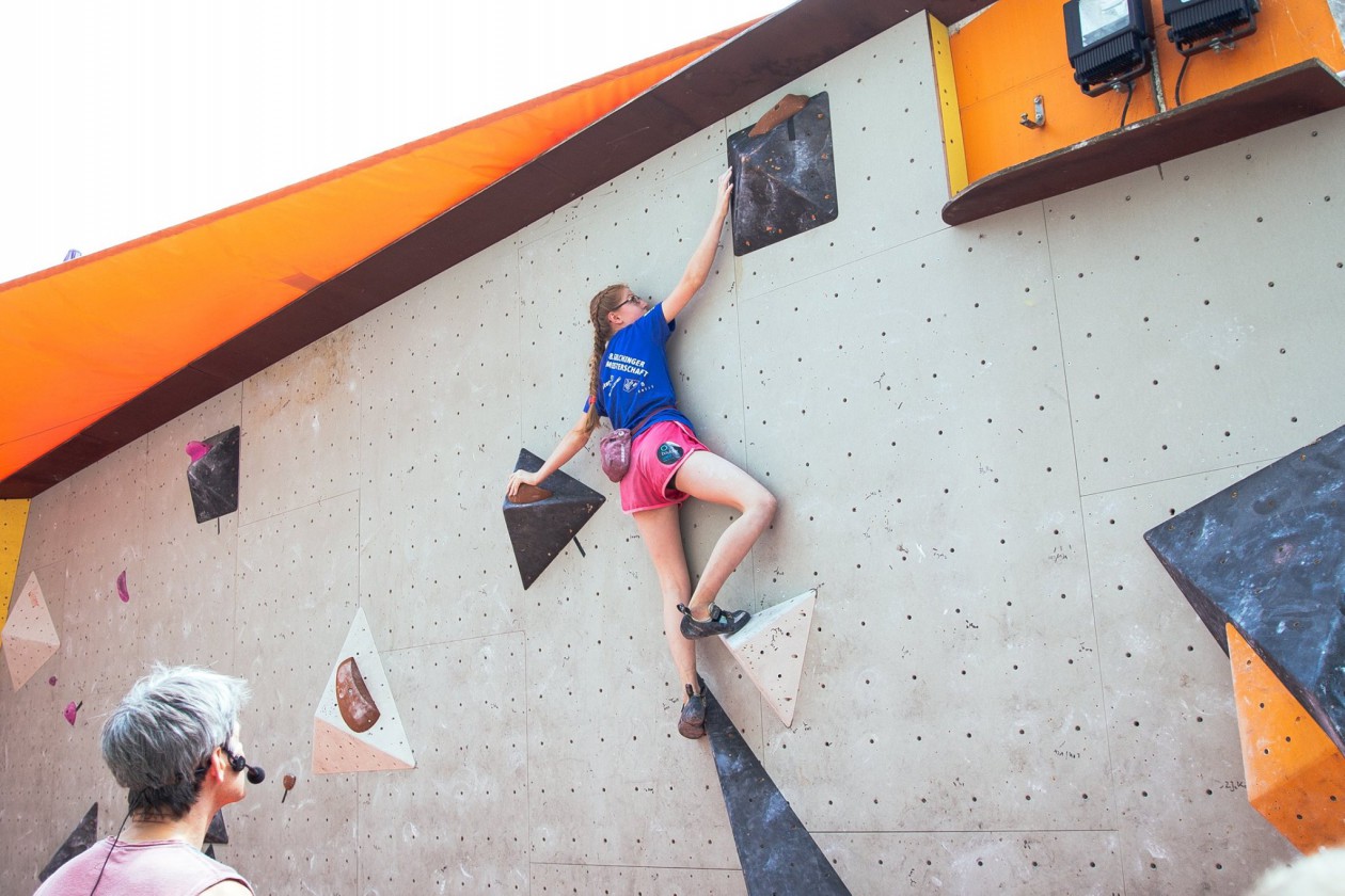 Afra vom Athletenteam war mit den Boulderwelt Youngsters in Gilching auf dem Oberlandcup unterwegs