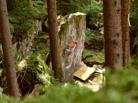 Freddy bei ihrem Boulderausflug nach Ginzling im Zillertal für ein paar schöne Boulder.