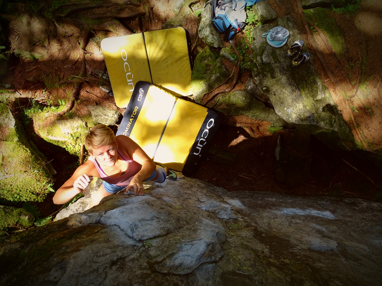 Freddy bei ihrem Boulderausflug nach Ginzling im Zillertal für ein paar schöne Boulder.