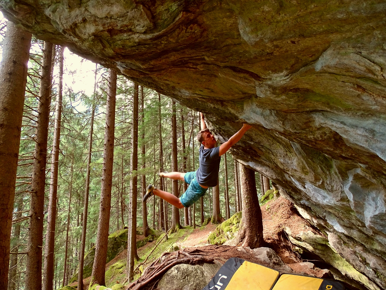 Freddy bei ihrem Boulderausflug nach Ginzling im Zillertal für ein paar schöne Boulder.