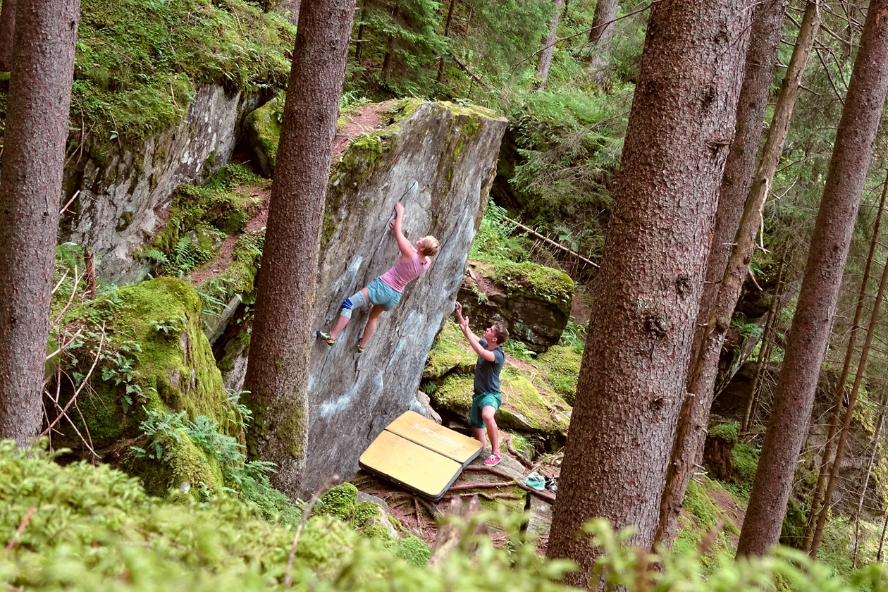 Freddy bei ihrem Boulderausflug nach Ginzling im Zillertal für ein paar schöne Boulder.