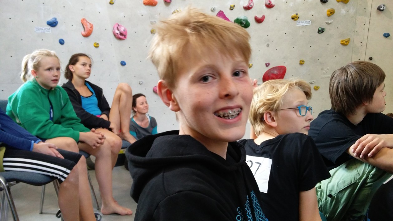 Frederik von den Boulderwelt Youngsters klettert auf den ersten Platz beim Qualifikations Wettkampf für die Bayrische Meisterschaft.