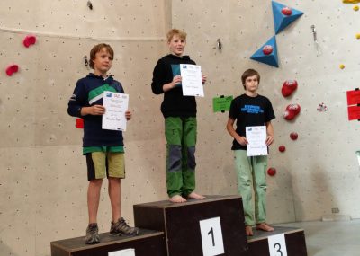 Frederik von den Boulderwelt Youngsters klettert auf den ersten Platz beim Qualifikations Wettkampf für die Bayrische Meisterschaft.