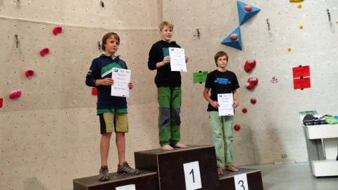 Frederik von den Boulderwelt Youngsters klettert auf den ersten Platz beim Qualifikations Wettkampf für die Bayrische Meisterschaft.
