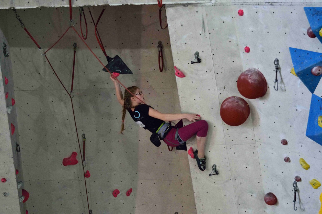 Johanna von den Boulderwelt Youngsters beim Qualifikationswettkampf für die Bayrische Meiserschaft.