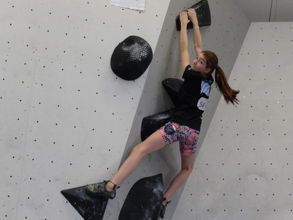 Mareike von den Boulderwelt Youngsters auf der Bayrischen Boulder Meisterschaft.