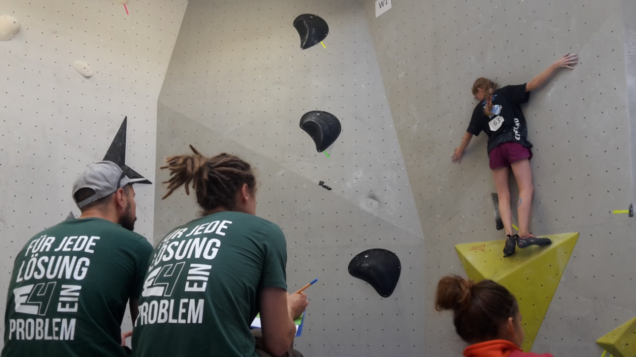 Johanna von den Boulderwelt Youngsters auf der Bayrischen Boulder Meisterschaft.