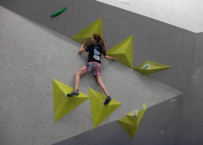 Mareike von den Boulderwelt Youngsters auf der Bayrischen Boulder Meisterschaft.