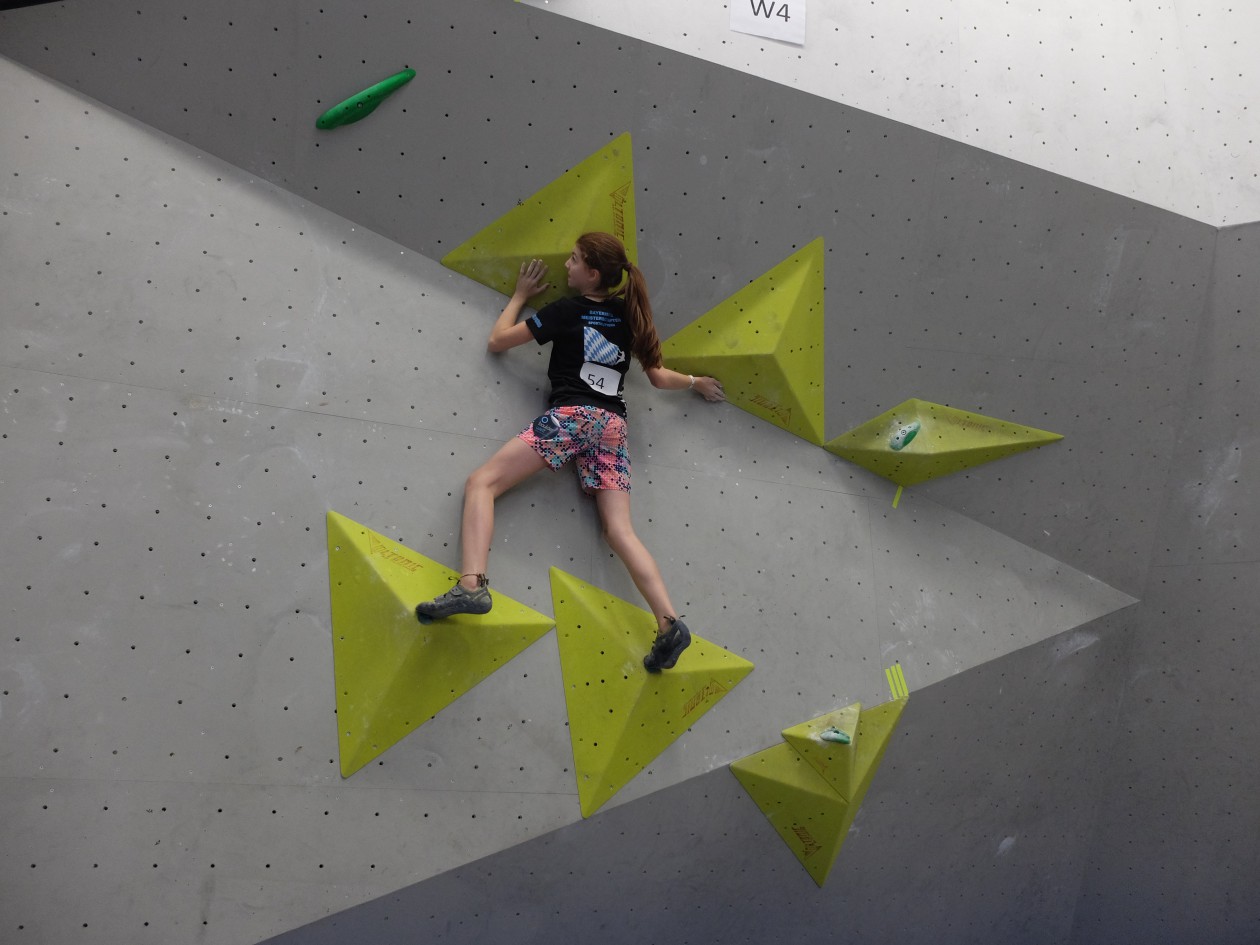 Mareike von den Boulderwelt Youngsters auf der Bayrischen Boulder Meisterschaft.