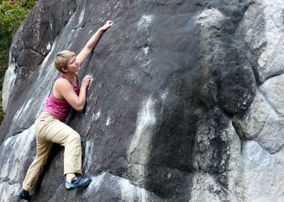 Freddy vom Boulderwelt Athletenteam beim Bouldern in Fontainebleau