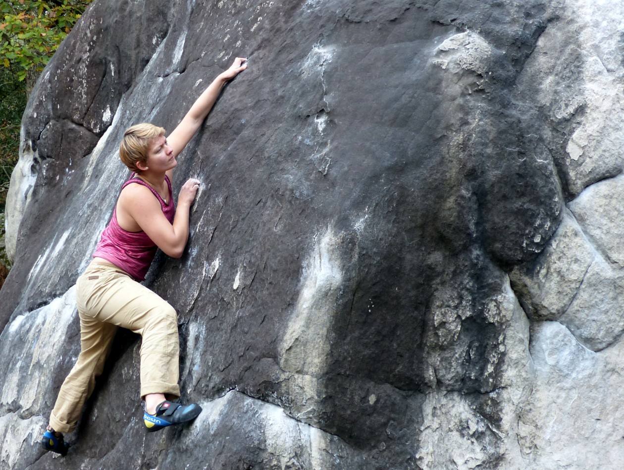 Freddy vom Boulderwelt Athletenteam beim Bouldern in Fontainebleau