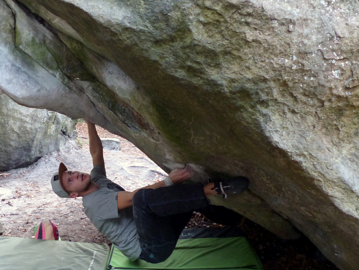 Angus beim Bouldern in Fontainebleau