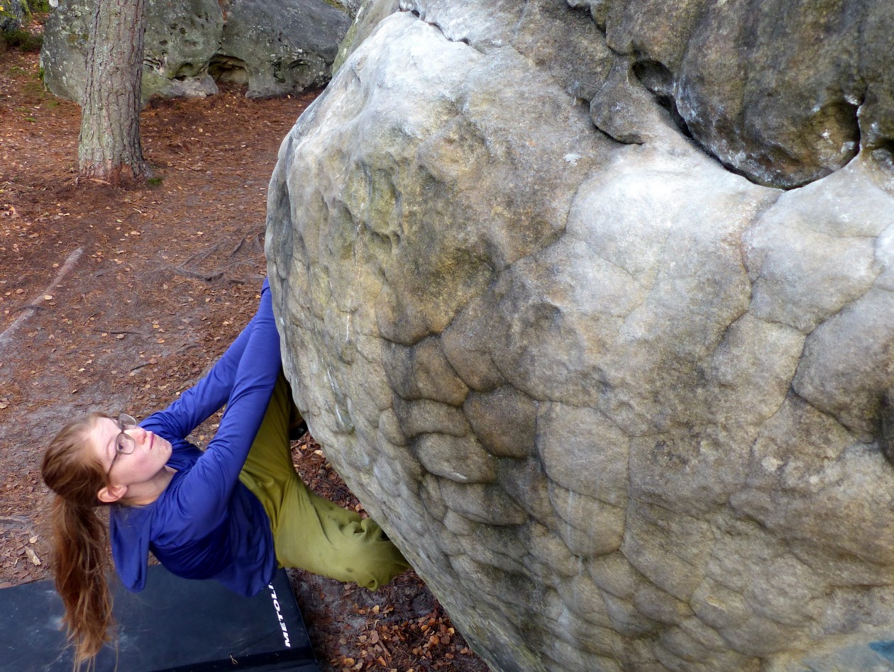 Jojo von den Boulderwelt Youngsters beim Bouldern in Fontainebleau