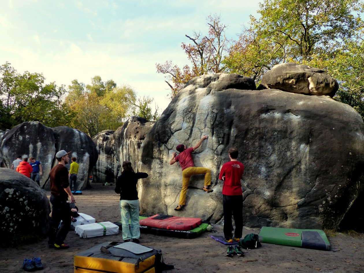 Boulderwelt Crew in Fontainebleau beim Bouldern