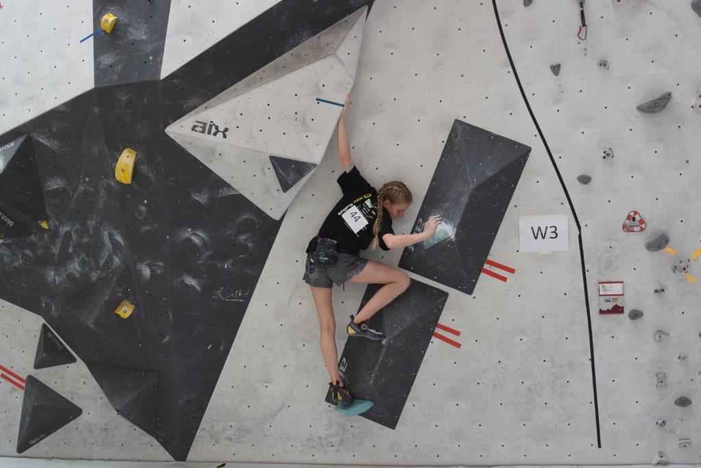 Melike klettert beim bayrischen Qualifikationswettkampf beim Bouldern ins Finale