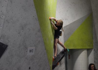 Melike klettert beim bayrischen Qualifikationswettkampf beim Bouldern ins Finale