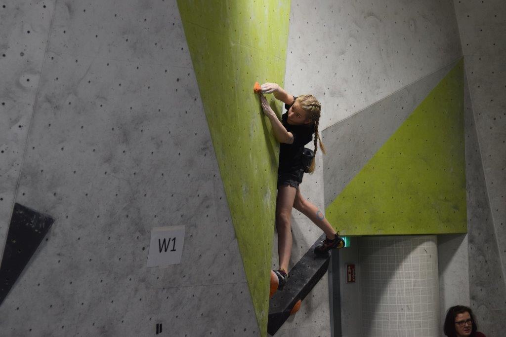 Melike klettert beim bayrischen Qualifikationswettkampf beim Bouldern ins Finale