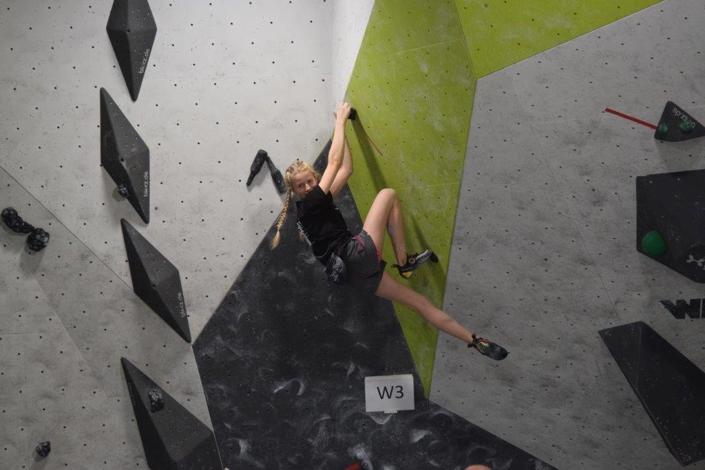 Melike klettert beim bayrischen Qualifikationswettkampf beim Bouldern ins Finale