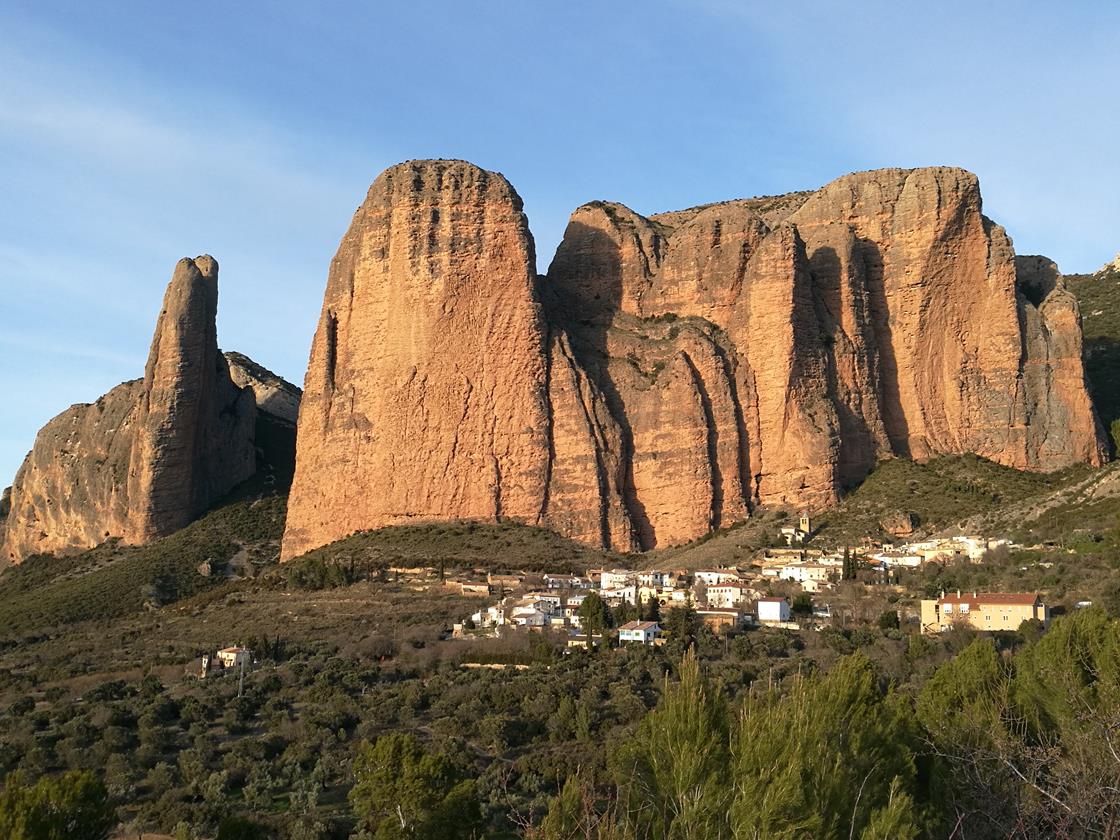 Boulderwelt Athlet Steffen beim Klettern in Spanien