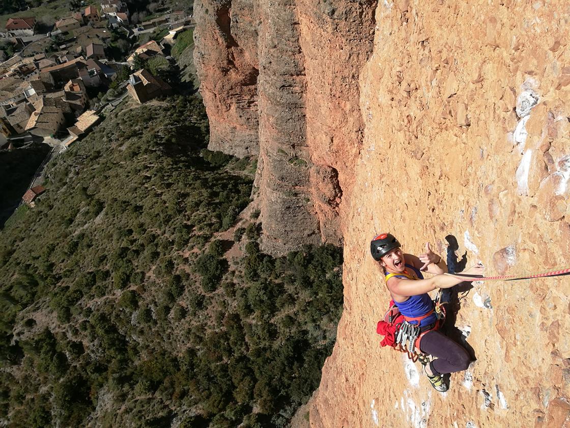 Boulderwelt Athlet Steffen beim Klettern in Spanien