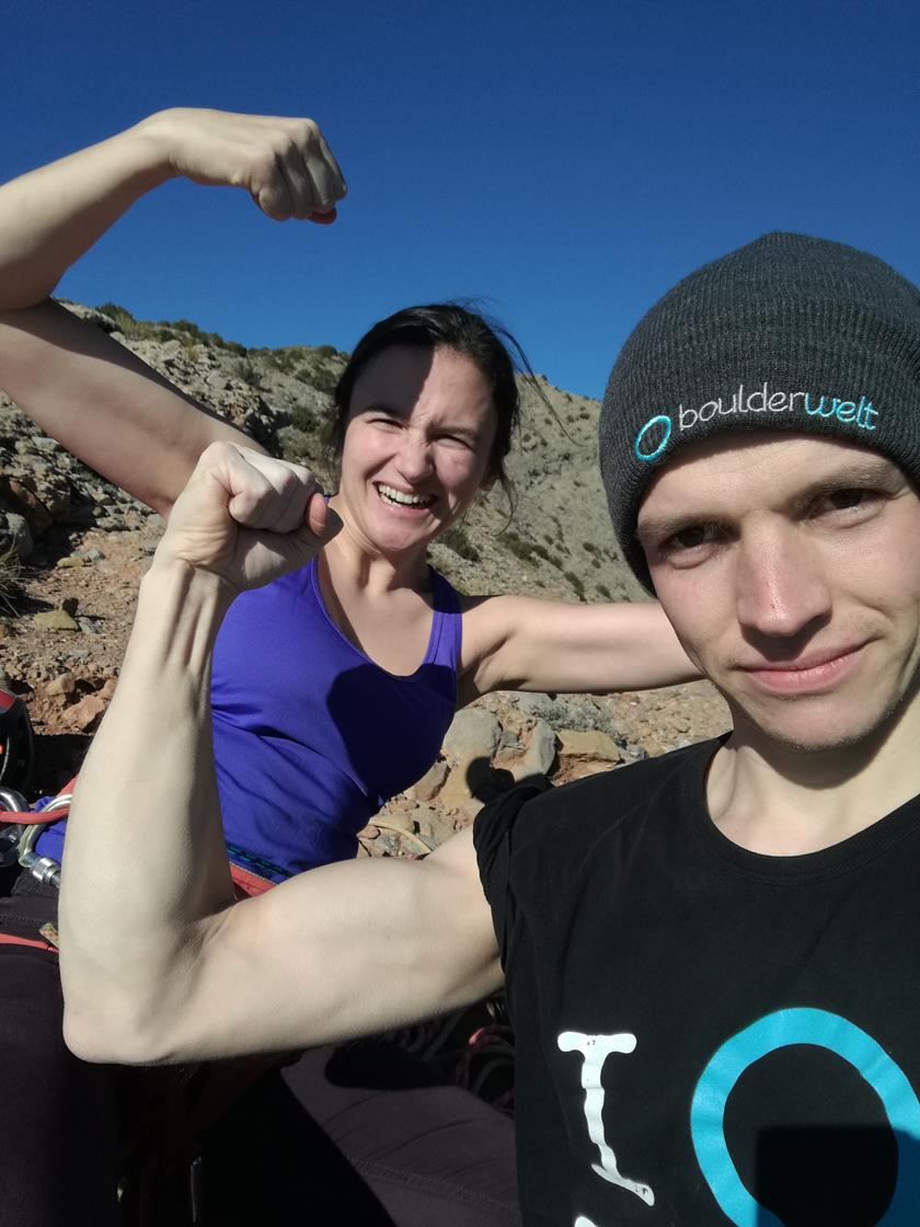 Boulderwelt Athlet Steffen beim Klettern in Spanien