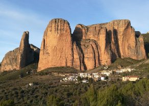 Boulderwelt Athlet Steffen beim Klettern in Spanien