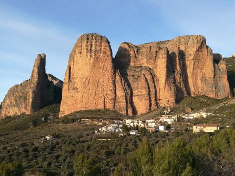 Boulderwelt Athlet Steffen beim Klettern in Spanien