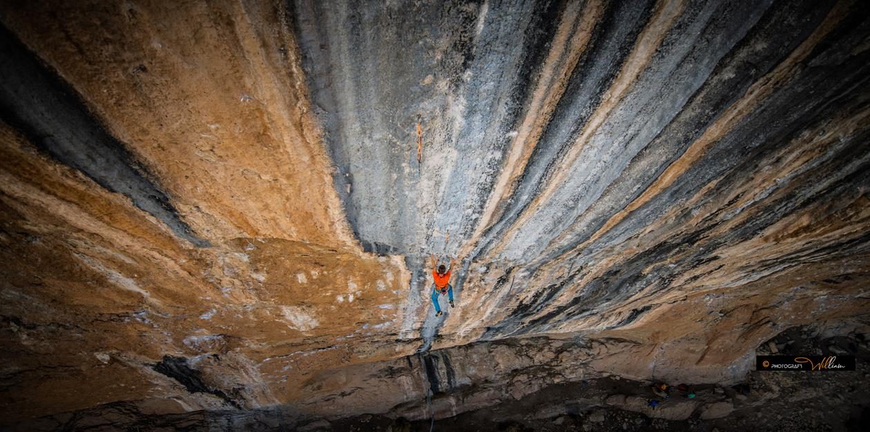 Steffen aus unserem Boulderwelt Athletenteam klettert Mind Control 8c+