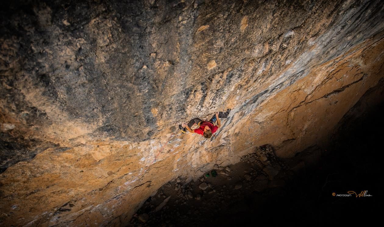 Steffen aus unserem Boulderwelt Athletenteam klettert Mind Control 8c+