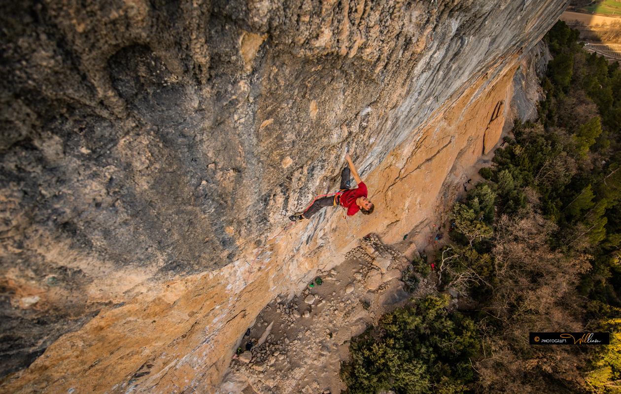 Steffen aus unserem Boulderwelt Athletenteam klettert Mind Control 8c+