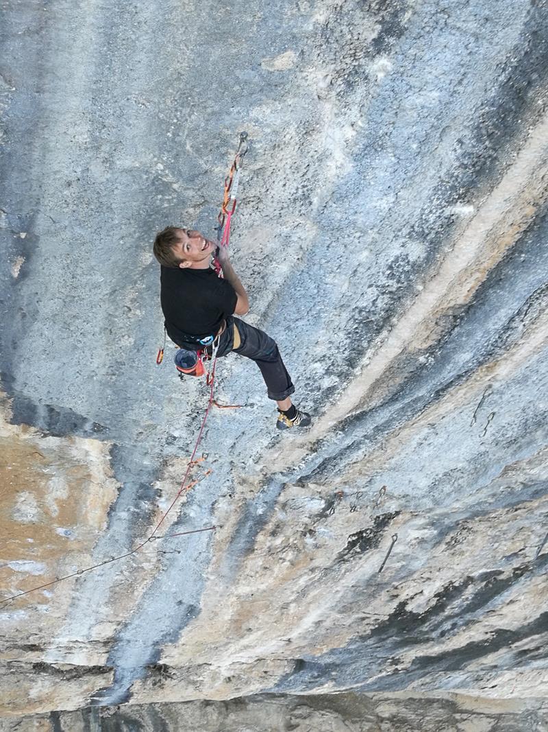 Steffen aus unserem Boulderwelt Athletenteam klettert Mind Control 8c+