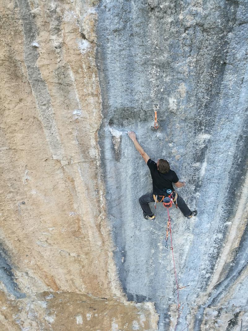 Steffen aus unserem Boulderwelt Athletenteam klettert Mind Control 8c+