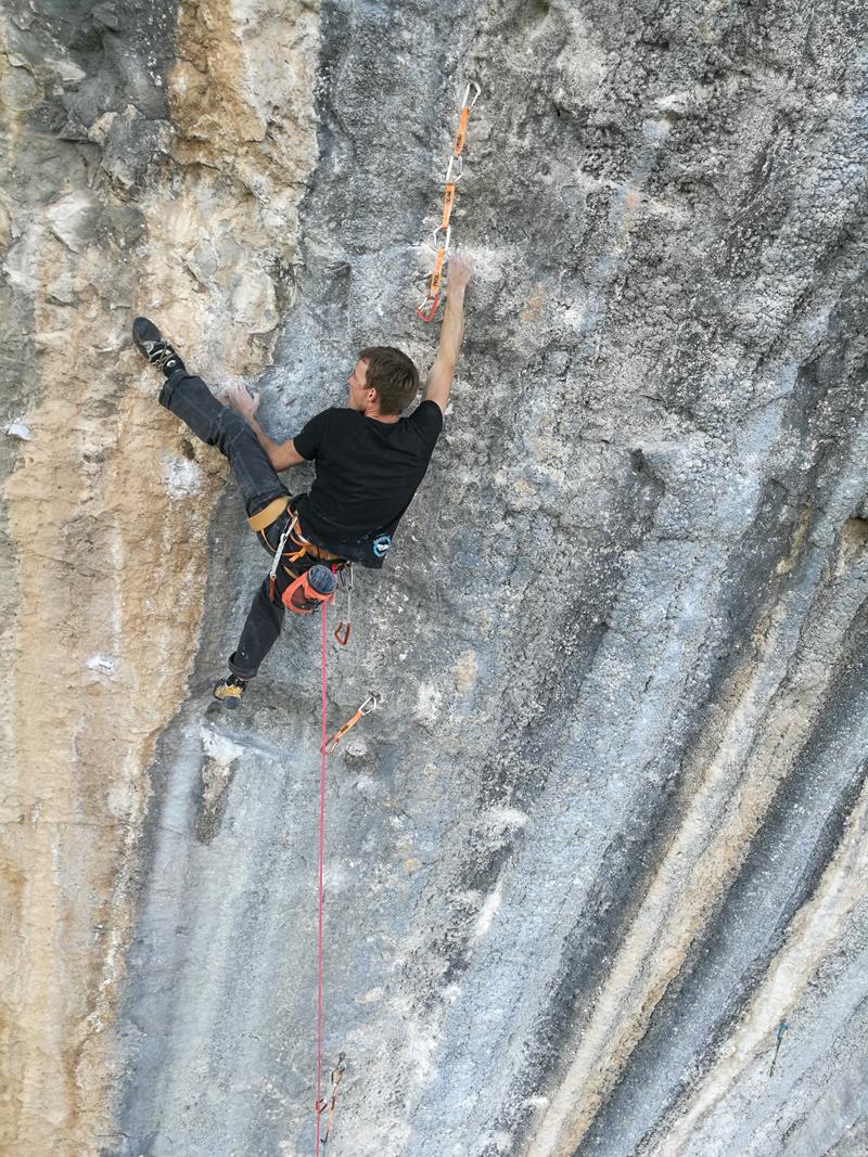 Steffen aus unserem Boulderwelt Athletenteam klettert Mind Control 8c+