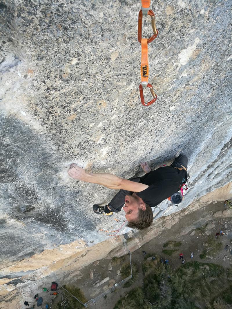 Steffen aus unserem Boulderwelt Athletenteam klettert Mind Control 8c+