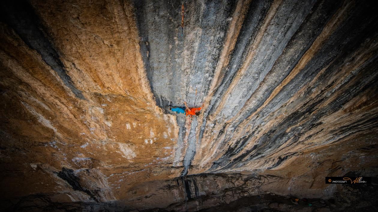 Steffen aus unserem Boulderwelt Athletenteam klettert Mind Control 8c+