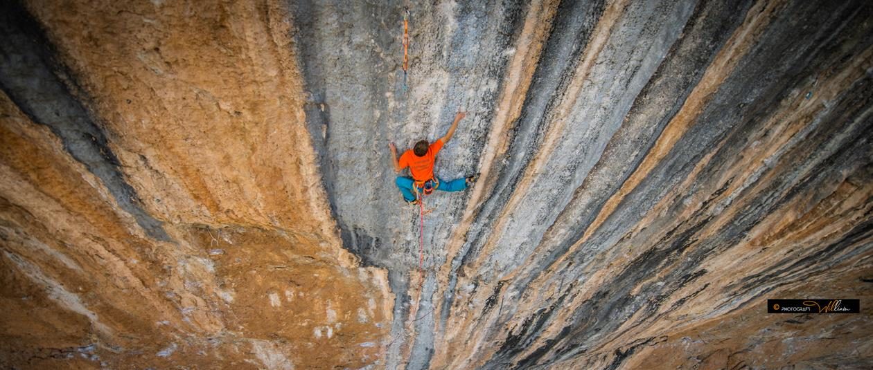 Steffen aus unserem Boulderwelt Athletenteam klettert Mind Control 8c+
