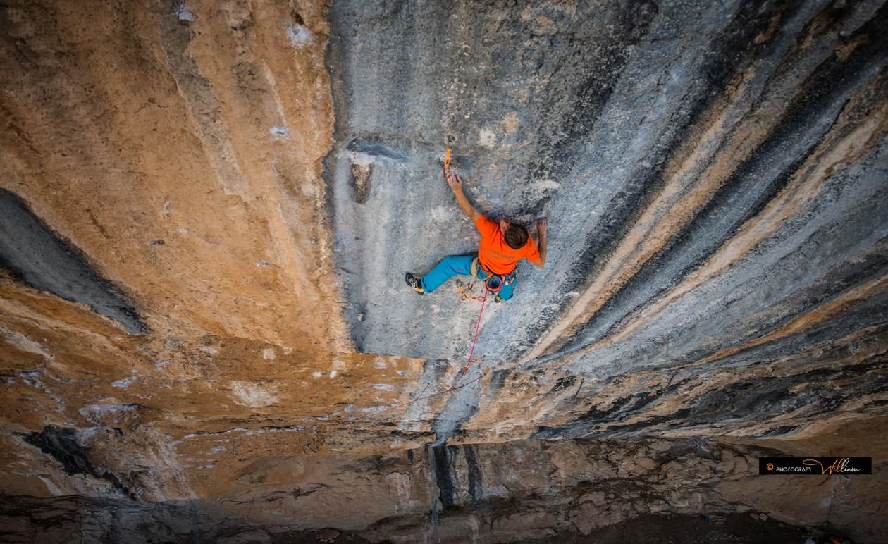 Steffen aus unserem Boulderwelt Athletenteam klettert Mind Control 8c+