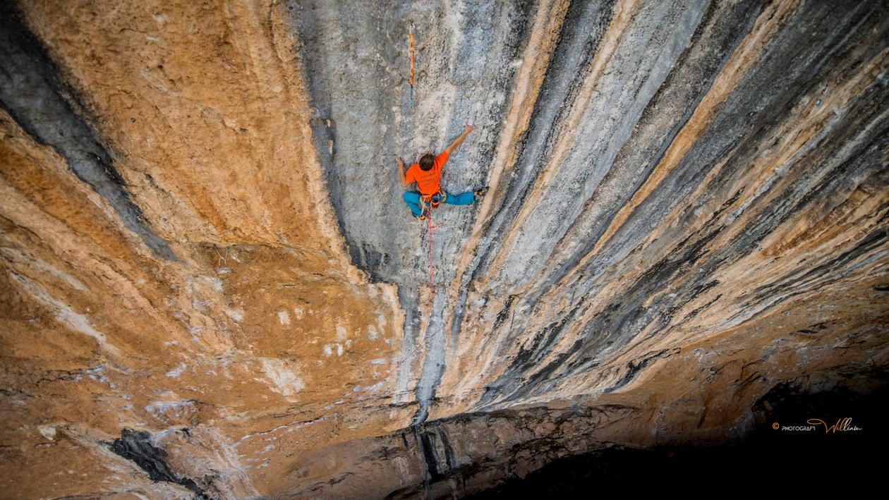 Steffen aus unserem Boulderwelt Athletenteam klettert Mind Control 8c+