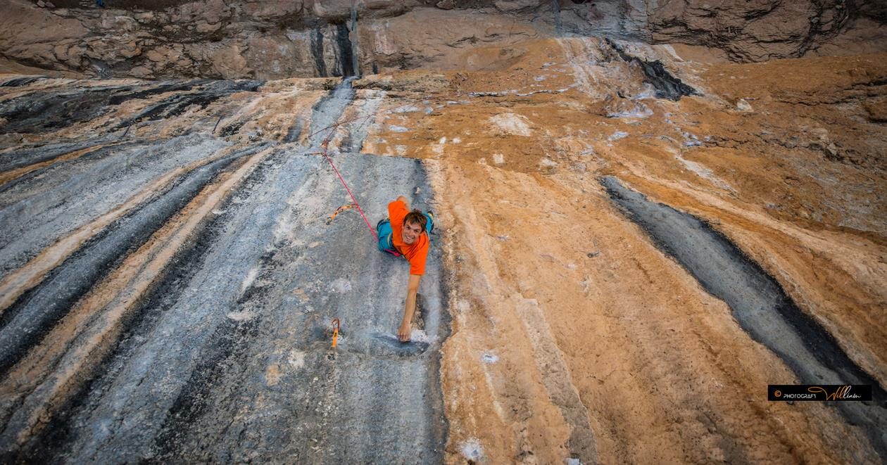 Steffen aus unserem Boulderwelt Athletenteam klettert Mind Control 8c+