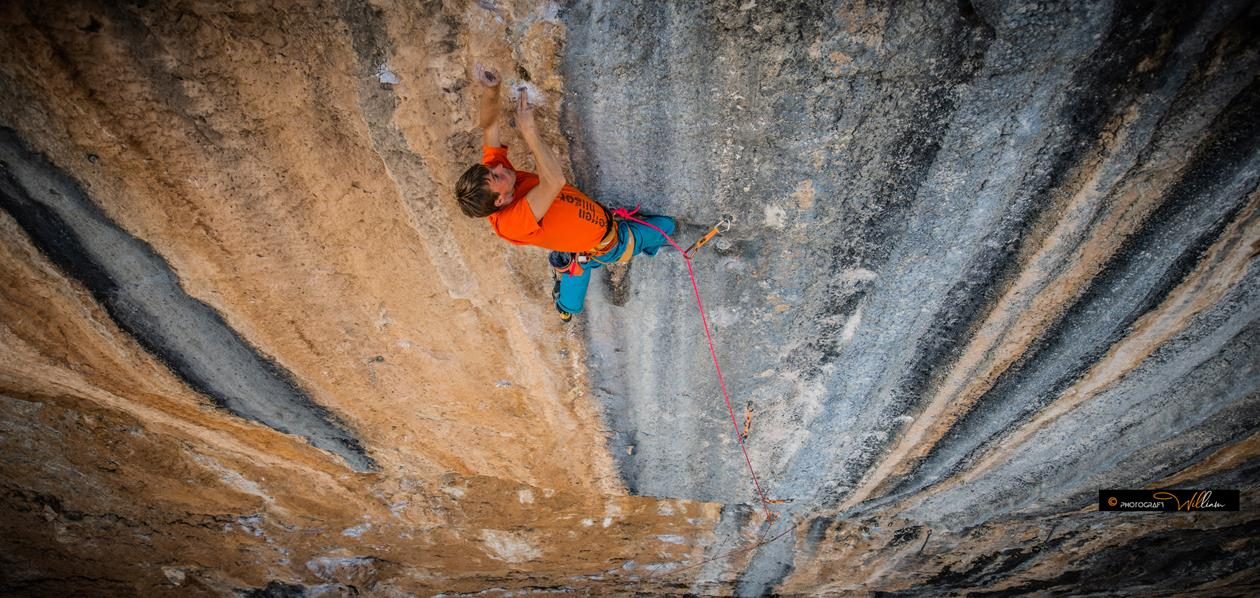 Steffen aus unserem Boulderwelt Athletenteam klettert Mind Control 8c+