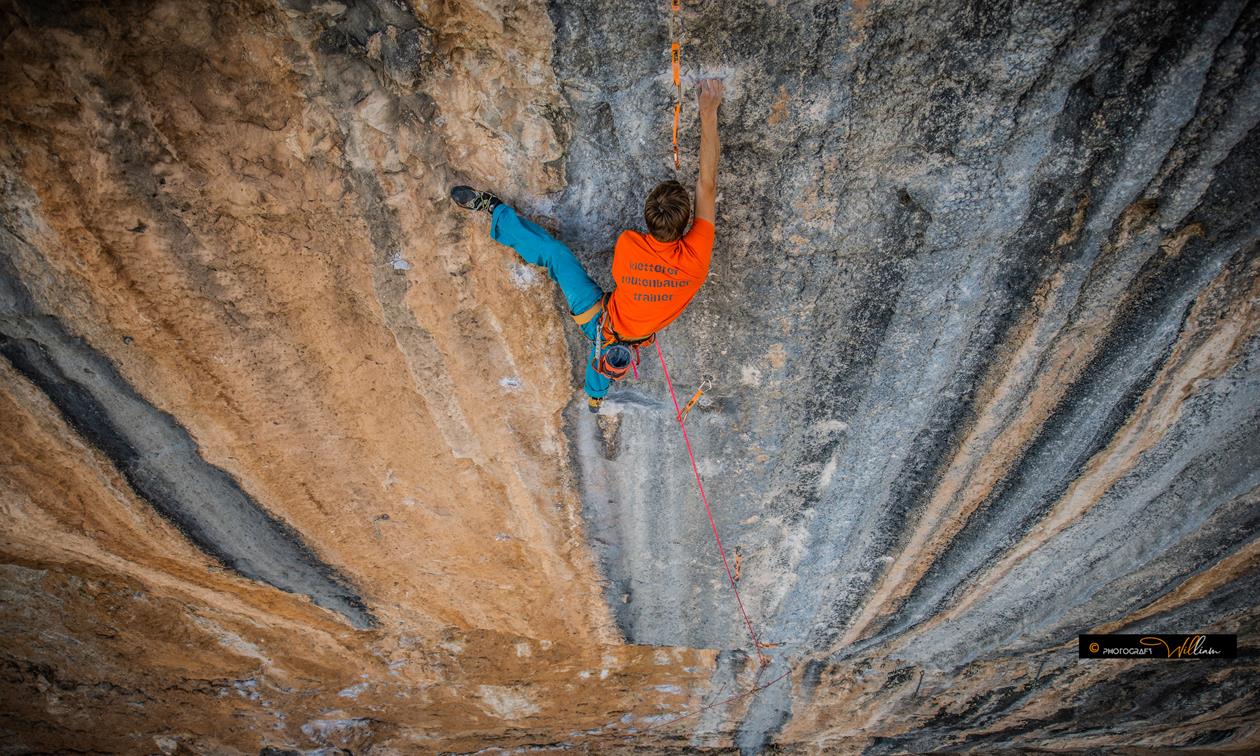 Steffen aus unserem Boulderwelt Athletenteam klettert Mind Control 8c+