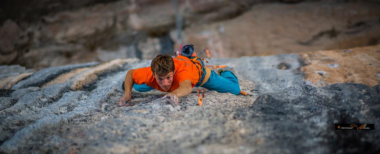 Steffen aus unserem Boulderwelt Athletenteam klettert Mind Control 8c+