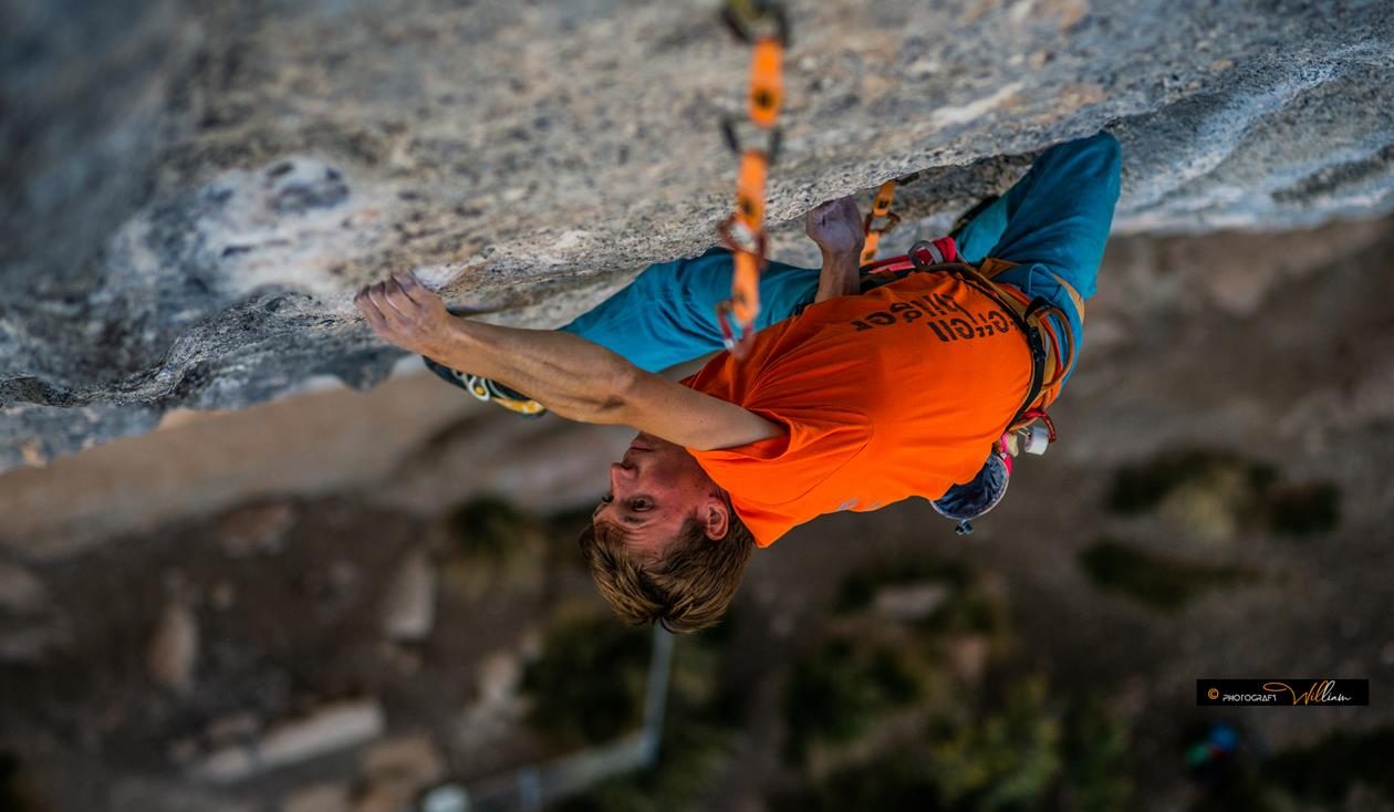 Steffen aus unserem Boulderwelt Athletenteam klettert Mind Control 8c+